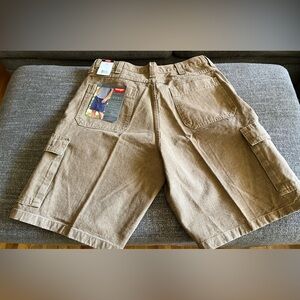 Brand New men’s Wrangler cargo shorts size 36 loose fit hits at the knee